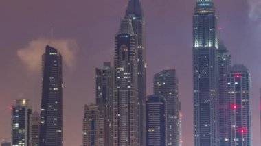 Gün timelapse Dubai şehir gece Palm Jumeirah Adası'içinde modern gökdelenler.