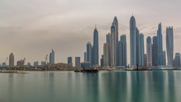 Panorama av moderna skyskrapor i Dubai city på sunrise timelapse från ön Palm Jumeirah. — Stockvideo