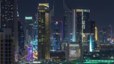 Işıklı modern mimarisi içinde Downtown, Dubai, Birleşik Arap Emirlikleri ile gece hava cityscape timelapse.
