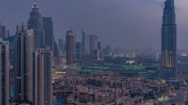 Dubai Şehir Merkezi 'nden gece gündüz. Geceleri büyük, fütüristik şehir üzerinde hava manzarası.