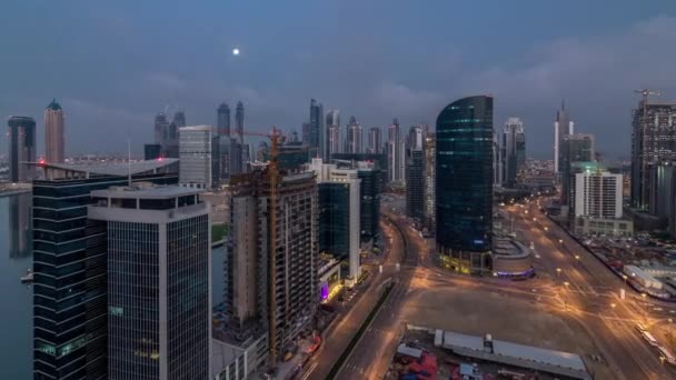 Dubai Downtown nacht tot dag tijdspanne. Luchtfoto over grote futuristische stad 's nachts. — Stockvideo