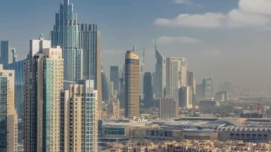 Downtown Dubai şehir silüetinin gökdelenler ve kuleleri timelapse ile çatıdan görüntülemek.