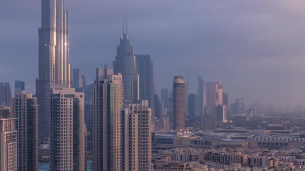 Dubai Downtown o wschodzie słońca. Widok z lotu ptaka na wielkie futurystyczne miasto. — Wideo stockowe
