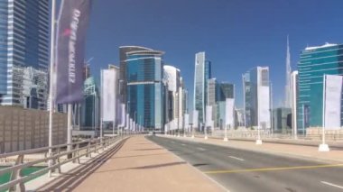 İş Körfezi ve şehir merkezinin panoramik timelapse hyperlapse görünümünü alan Dubai
