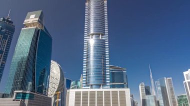 İş Körfezi ve şehir merkezinin panoramik timelapse hyperlapse görünümünü alan Dubai