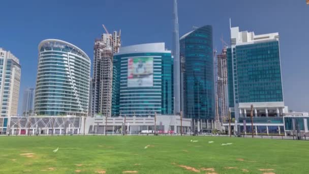 Panoramische Zeitraffer-Ansicht der Businessbucht und Innenstadt von Dubai — Stockvideo