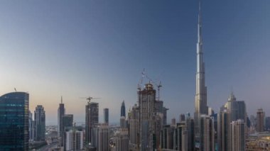 Dubai Şehir Merkezi 'nden gece-gündüz. Geceleri büyük, fütüristik şehir üzerinde hava manzarası.