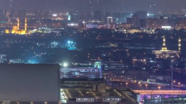 Dubai gece timelapse, BAE Deira ve Sharjah ilçelerde görünümünü manzarası.