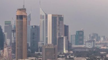 Dubai Şehir Merkezi 'nden gece-gündüz. Geceleri büyük, fütüristik şehir üzerinde hava manzarası.