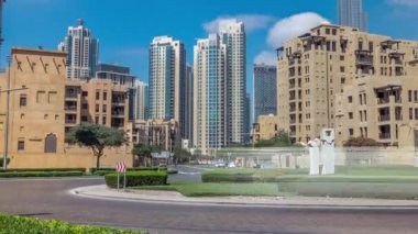 Dubai şehir silüetinin timelapse muhteşem manzarası. Şehir içinde konut ve iş gökdelenler