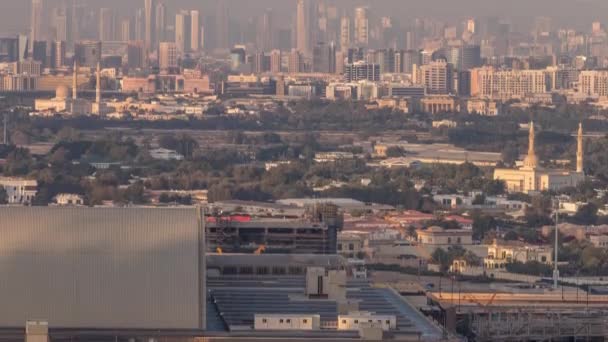 Skyline udsigt over Deira og Sharjah distrikter i Dubai timelapse ved solnedgang, UAE . – Stock-video