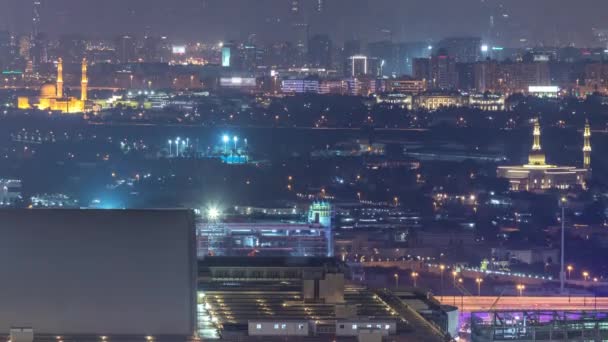 Vista panorámica de los distritos de Deira y Sharjah en Dubai night timelapse, Emiratos Árabes Unidos . — Vídeos de Stock