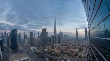 Dubai Şehir Merkezi 'nden gece gündüz. Geceleri büyük, fütüristik şehir üzerinde hava manzarası.