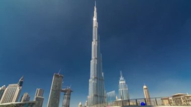 Çeşme havuzu ve köprü timelapse hyperlapse ile Uluslararası Dubai park.