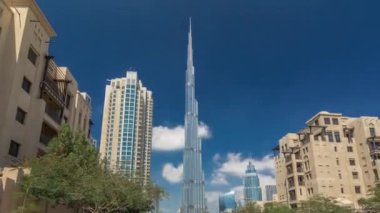 Dubai sokak Dubai şehir silüetinin timelapse hyperlapse üzerinde yürüme. Şehir içinde konut ve iş gökdelenler