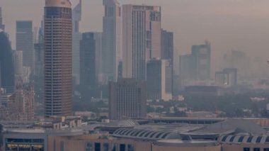 Dubai Şehir Merkezi 'nden gece gündüz. Geceleri büyük, fütüristik şehir üzerinde hava manzarası.