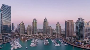 Dubai Yat Limanı gökdelenler aeral gün gece timelapse, bağlantı noktası ile lüks yatlar ve Yat Limanı mesire