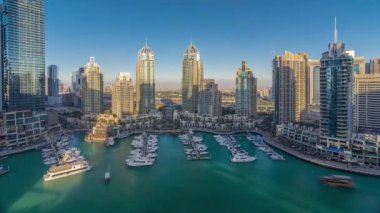 Dubai Yat Limanı gökdelenler aeral timelapse, bağlantı noktası ile lüks yatlar ve Yat Limanı mesire