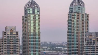 Dubai Yat Limanı gökdelenler aeral gün gece timelapse, bağlantı noktası ile lüks yatlar ve Yat Limanı mesire