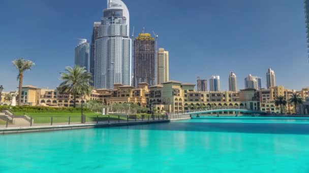Çeşme havuzu ve köprü zaman ayarlı Burj Parkı. — Stok video