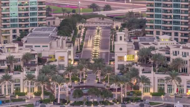 Dubai Marina fuente aeral día a noche timelapse, puerto con yates de lujo y paseo marítimo — Vídeos de Stock