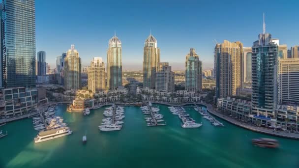 Dubai Marina arranha-céus aeral timelapse, porto com iates de luxo e calçadão marina — Vídeo de Stock