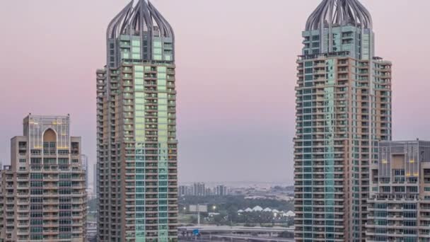 Dubai Marina wieżowce aeral dzień do nocy timelapse, port z luksusowych jachtów i nadmorskiej promenady — Wideo stockowe