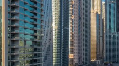 Dubai, Birleşik Arap Emirlikleri Dubai Marina günbatımı ışıklar timelapse parlayan modern gökdelenlerin görünümü.
