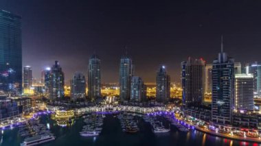 Dubai Yat Limanı bütün gece timelapse, Glittering ışıklar ve açık bir akşam sırasında en yüksek gökdelenler