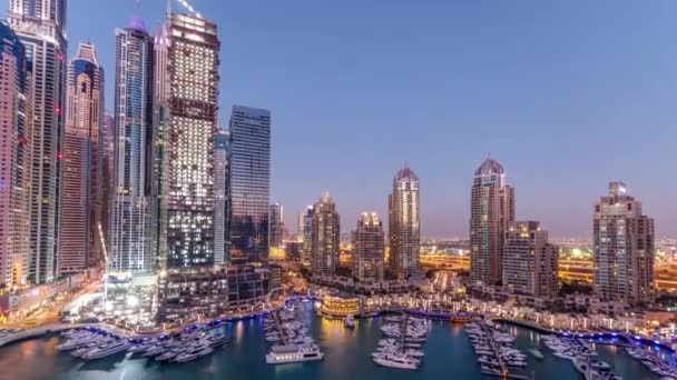 Dubai Marina gratte-ciel aeral jour comme nuit timelapse, port avec des yachts de luxe et promenade de la marina — Video