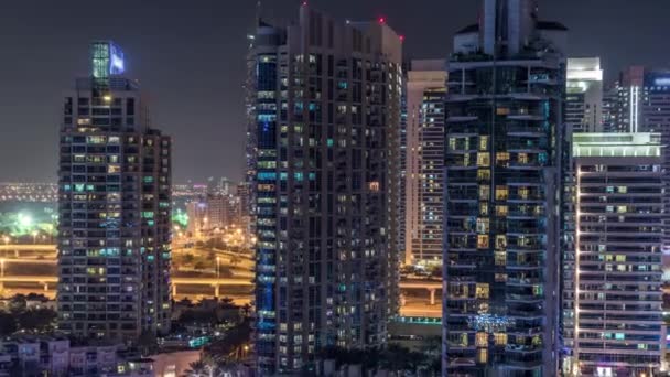 夜のタイムラプス、きらめきライトおよび最も高い高層ビルでドバイ マリーナ — ストック動画