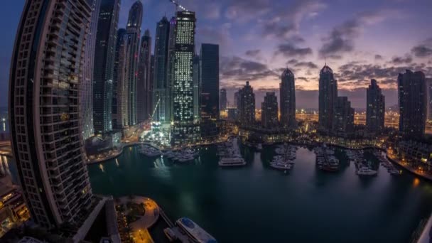 ドバイ、アラブ首長国連邦のドバイ ・ マリーナに日の出前に日タイムラプスする近代的な高層ビルの夜の空撮. — ストック動画