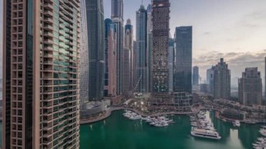 Güneş doğmadan önce gün timelapse modern gökdelenler gecesine havadan görünümü Dubai Marina, Dubai, Birleşik Arap Emirlikleri.