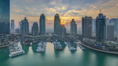 Modern gökdelenler gündoğumu ışıklar timelapse Dubai, Birleşik Arap Emirlikleri Dubai Marina içinde parlayan görünümünü.
