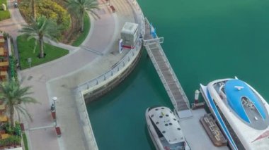 Modern setin timelapse ile bar, Cafe ve restoran ünlü Dubai Marina.