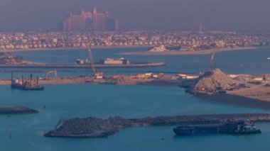 Palm Jumeirah gündoğumu timelapse bir çatı, Dubai, Birleşik Arap Emirlikleri üzerinden sırasında nefes kesen havadan görünümü