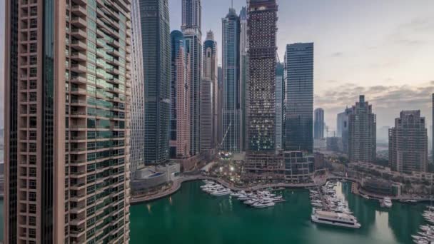 Воздушный вид на современные небоскребы ночью и днем перед восходом солнца в Дубай Марина в Дубае, ОАЭ . — стоковое видео
