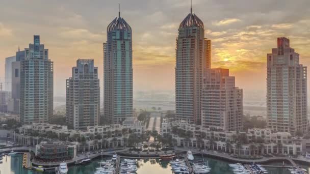 Modern gökdelenler gündoğumu ışıklar timelapse Dubai, Birleşik Arap Emirlikleri Dubai Marina içinde parlayan görünümünü. — Stok video