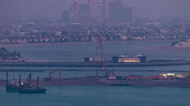 Zapierające dech w piersiach widok z lotu ptaka nocy Palm Jumeirah do dnia timelapse z dachu, Dubai, Zjednoczone Emiraty Arabskie — Wideo stockowe