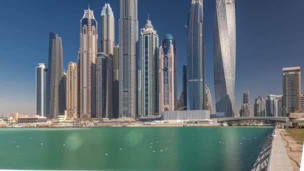 Γραφική θέα των ουρανοξυστών Ντουμπάι Μαρίνα με σκάφη timelapse, στον ορίζοντα, θέα θάλασσα, Ηνωμένα Αραβικά Εμιράτα — Αρχείο Βίντεο