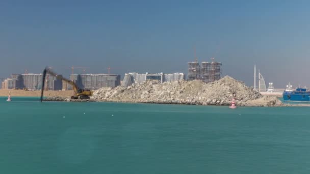 Excavadora construyendo una nueva parte en el timelapse Palm Jumeirah — Vídeos de Stock