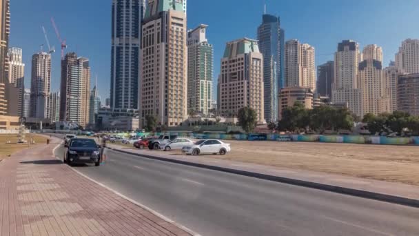 Γραφική θέα του Ντουμπάι Μαρίνα ουρανοξύστες με αυτοκίνητα timelapse, στον ορίζοντα, θέα θάλασσα, Ηνωμένα Αραβικά Εμιράτα — Αρχείο Βίντεο
