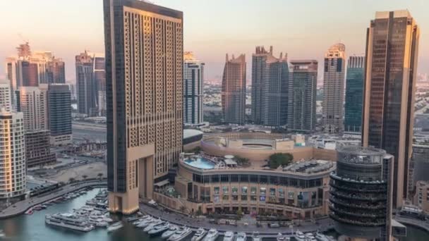 Západ slunce timelapse vzdušné večerní Dubai Marina, Spojené arabské emiráty. — Stock video