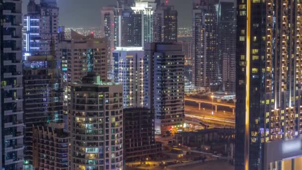 Dubai Marina y JLT en horario nocturno, luces brillantes y rascacielos más altos — Vídeo de stock