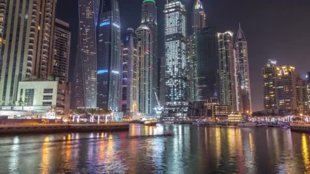 Μαρίνα του Ντουμπάι στον κόλπο με γιοτ ένα timelapse διανυκτέρευση σκαφών — Αρχείο Βίντεο