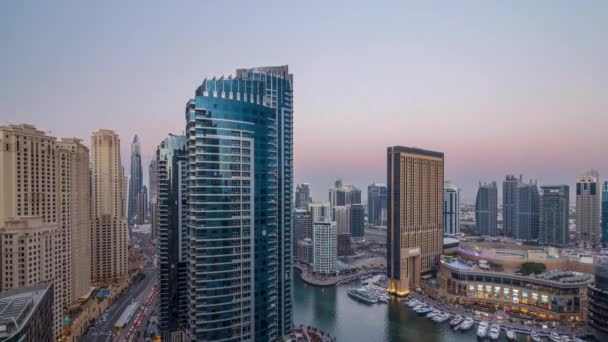 Kvällsbelysning av Dubai Marina dag till natt antenn timelapse, Förenade Arabemiraten. — Stockvideo