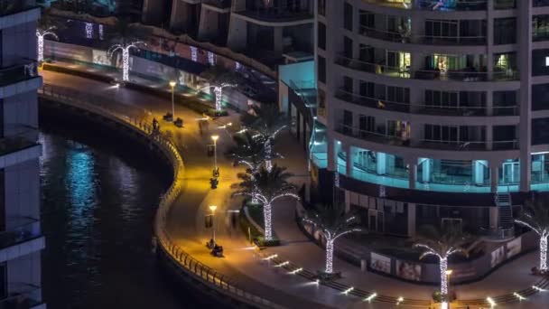 Nocne oświetlenie lotnicze timelapse Dubai Marina, Zjednoczone Emiraty Arabskie. — Wideo stockowe