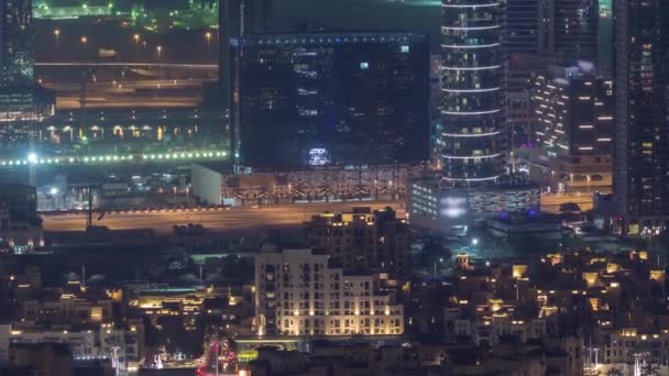 Centrum Dubaje noční timelapse moderní věže panoramatický pohled z vrcholu v Dubaj, Spojené arabské emiráty. — Stock video