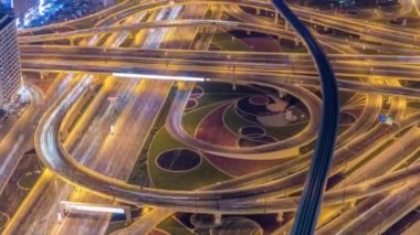 Sheikh Zayed karayolu hava timelapse üzerinde yoğun bir kavşak üzerinde gece trafik