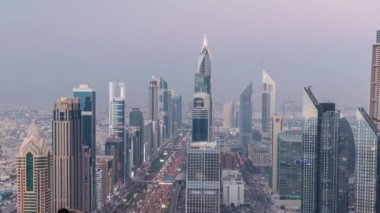 Şehir merkezindeki Dubai manzarası gündüz ve gece saatleri arasında. Şeyh Zayed 'in çatı manzarası